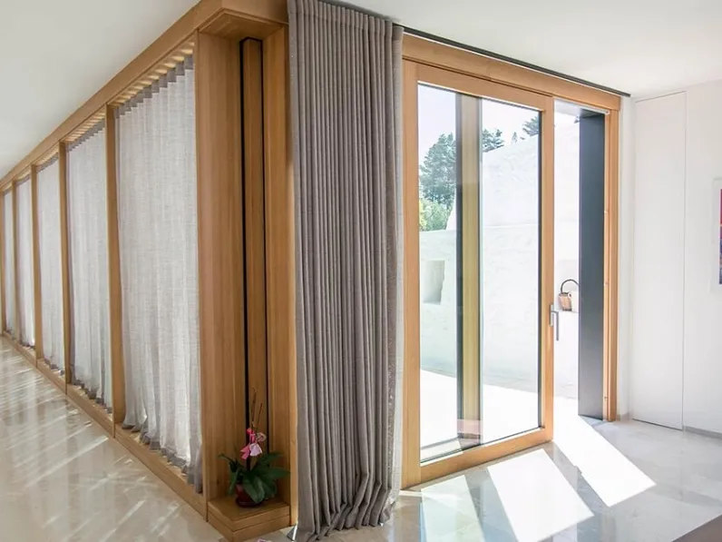 Serramenti fissi in legno e alluminio integrati con vetrate scorrevoli Mix Scorrevole D Wall di De Carlo
