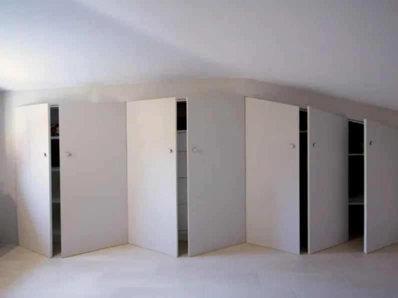 Armadio con ante battenti per mansarda Combi Box in MDF laccato bianco di RasoParete