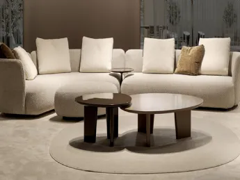 Il divano imbottito Dune di Art Nova è un capolavoro di design e comfort.