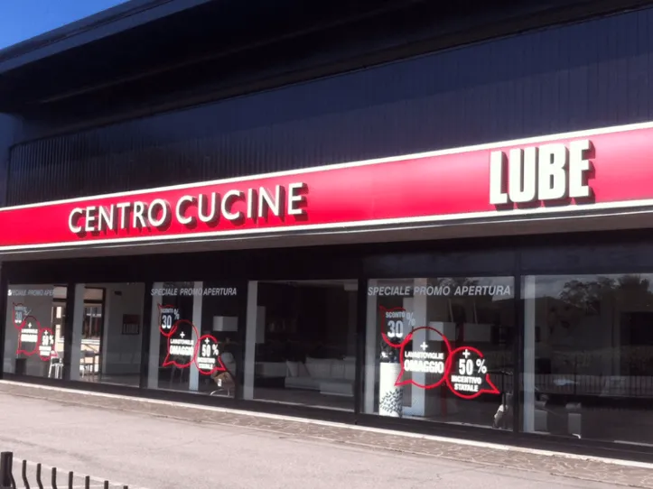 Vetrine Fronte Strada