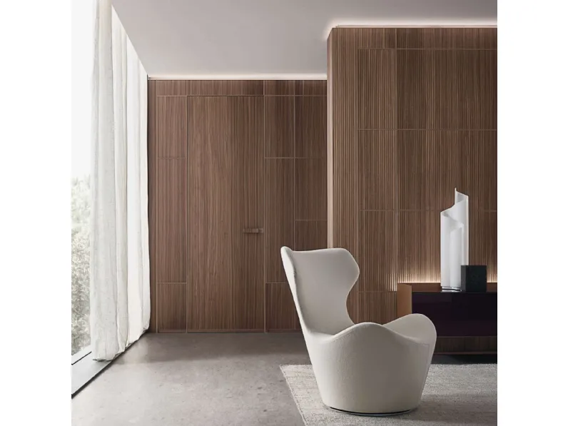 Boiserie Modulor in finitura Noce Sahara con maniglia con inserto in tinta di Rimadesio