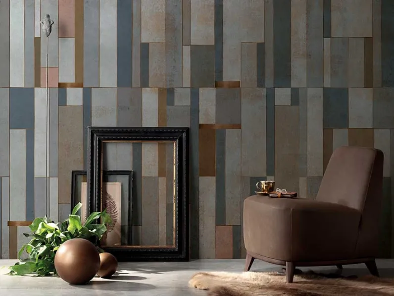 Carta da parati con geometrie regolari e un effetto bronzo Materica WPC 135 di Caos Creativo by Rossi&Co