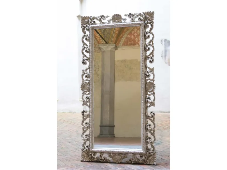 Specchio dallo stile barocco dai colori chiari di Spini