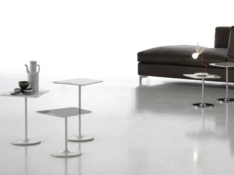 Tavolini Bloom in pietra acrilica laccata e base in acciaio di Alivar