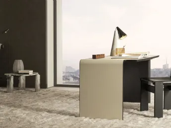 Scrittoio Aria di Molteni & C: eleganza essenziale per il tuo studio.