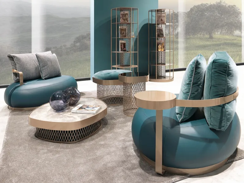 Tavolini in varie dimensioni e altezze, con struttura in ferro con dettagli in maglia metallica e top disponibili in marmo, specchio o con superficie imbottita e rivestita in tessuto Asparagus di Cortezari