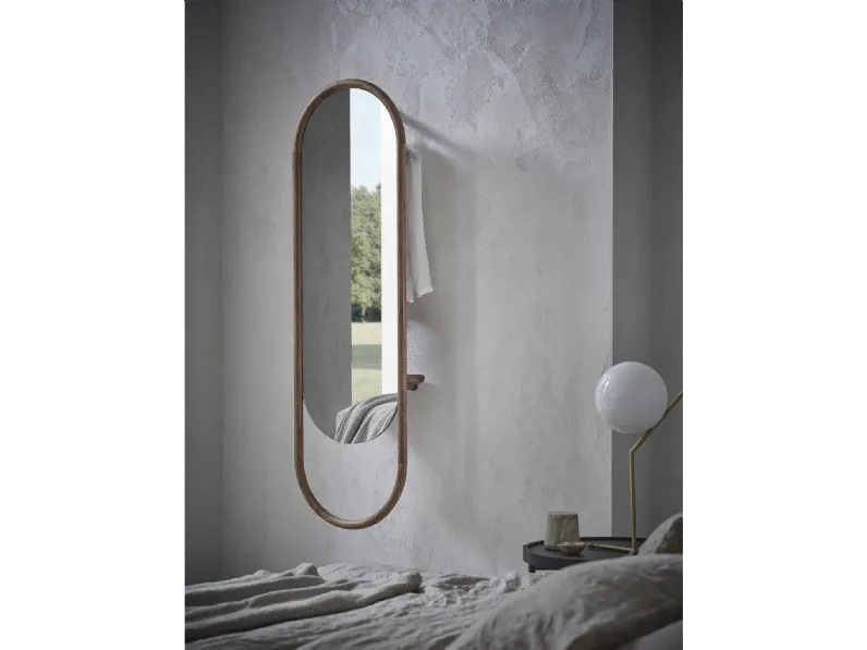 Specchiera con cornice in legno massello e ripiano svuotatasche sul retro Backstage di Porada