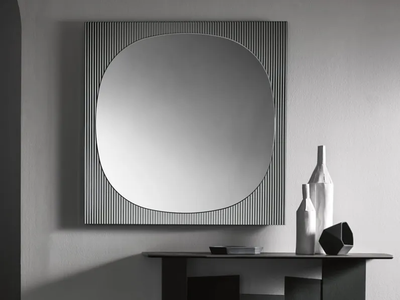 Specchio da parete con cornice realizzata tramite l’unione di un vetro ad effetto cannettato in rilievo e di un altro a specchio Bands di Tonelli
