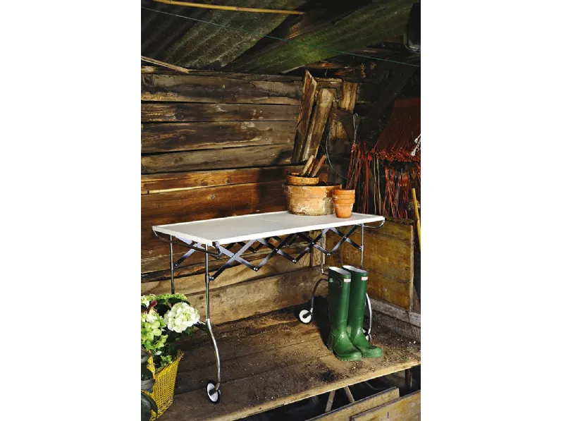 Tavolino Battista con piani in poliuretano e struttura in acciaio di Kartell