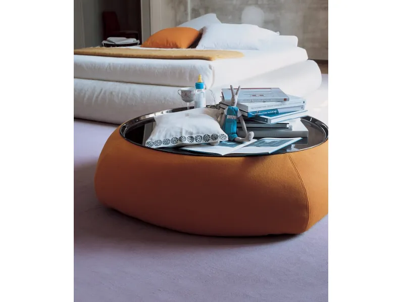 Tavolino Lady-Fat con top in lamiera di acciaio e base morbida in tessuto imbottito di B&B Italia