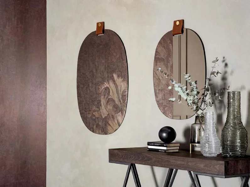 Specchio Belty con particolare in cuoio di Tonin Casa