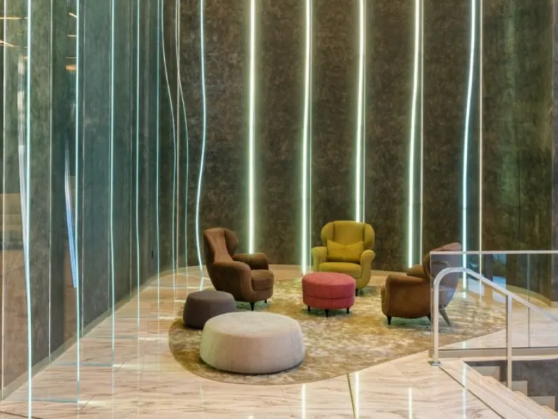 Pouf rotondo in tessuto imbottito Big Mama di Moroso
