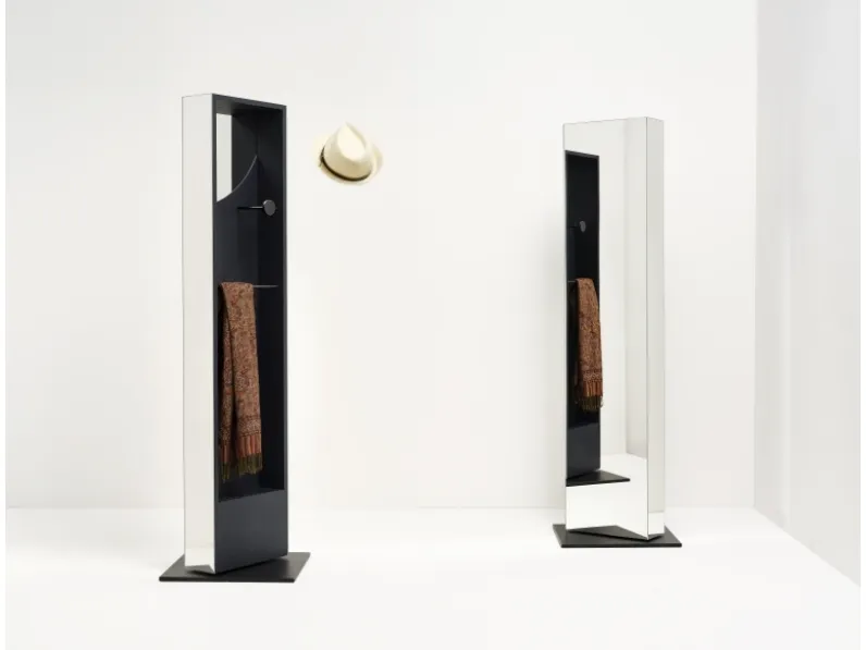 Specchio appendiabiti Black Mirror di Minotti Italia