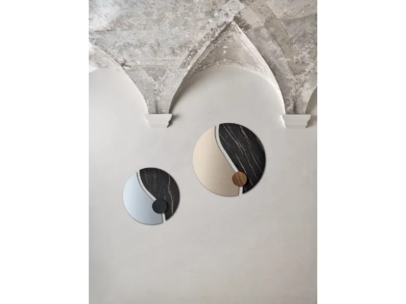 Specchio Luxor con elementi decorativi in SuperMarmo e legno di Bontempi