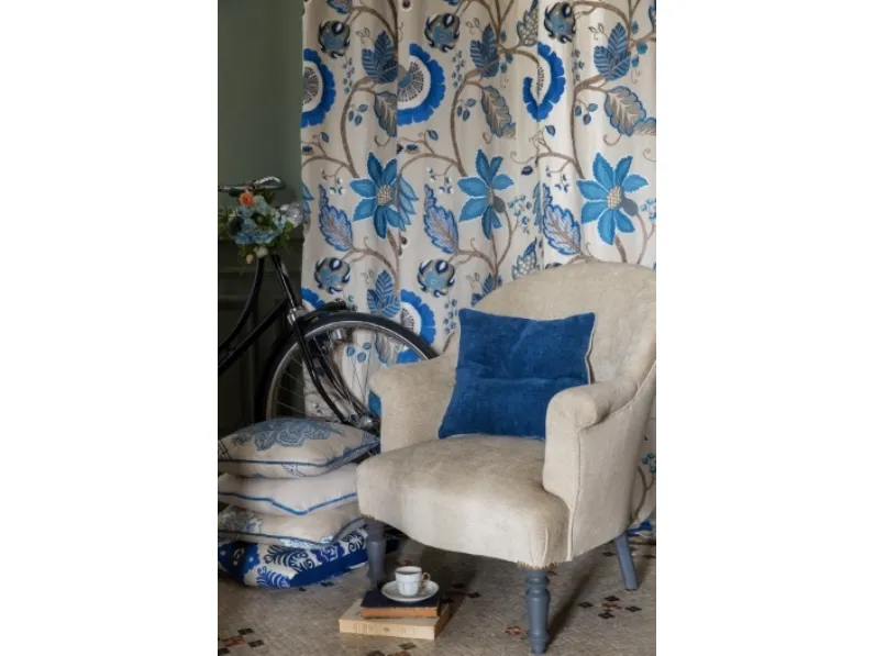 Tenda con fiori azzurri su fondo chiaro Bordeaux di Manuel Canovas