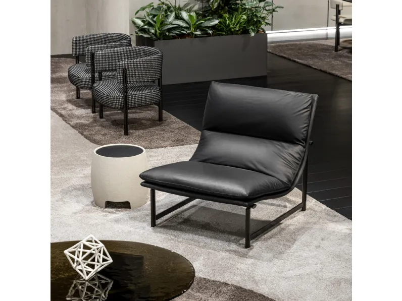 Tavolino Boston con top in vetro e base in massello di legno accoppiato rivestito da una sabbiatura effetto cemento di Misuraemme