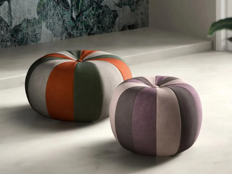 Pouf dalla forma tonda Bound in tessuto con lavorazione a spicchi colorati di Doimo Salotti
