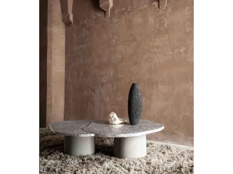 Tavolino Brut con top in fusione di alluminio e base in cemento di Tacchini