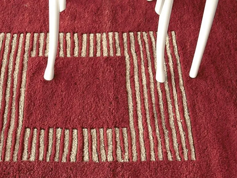 Tappeto geometrico realizzato su telaio in legno, con l’utilizzo di lana filata a mano e tinta con colori vegetali Burano 04 di Sartori Rugs