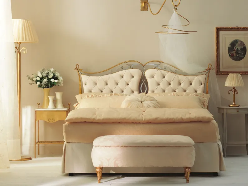 Panchetta Contenitore Camelot in tessuto con gambe in legno intagliato di Cortezari