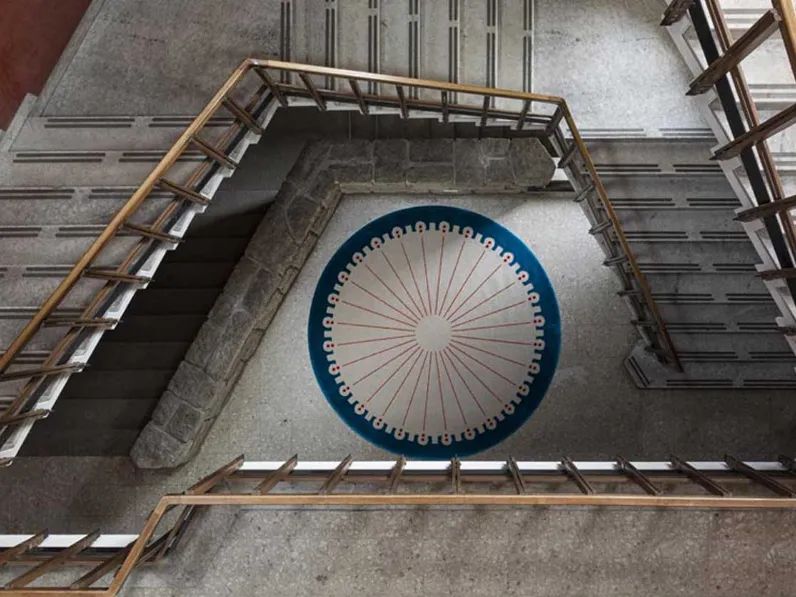 Tappeto rotondo CoDeco con cornice Blu di Carpet Edition