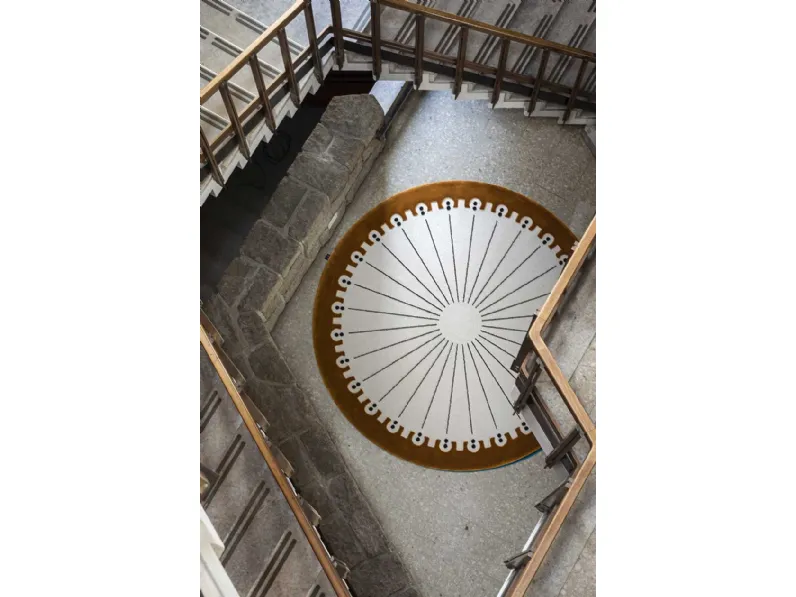 Tappeto CoDeco Round con cornice Oro di Carpet Edition