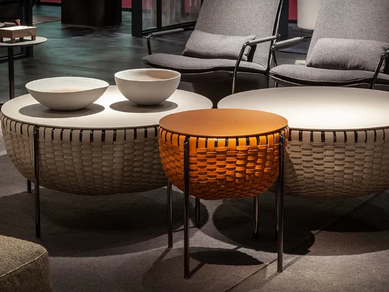 Tavolino contenitore Cestlavie in cuoio intrecciato con la parte superiore rivestita in pelle e base in acciaio di Poltrona Frau