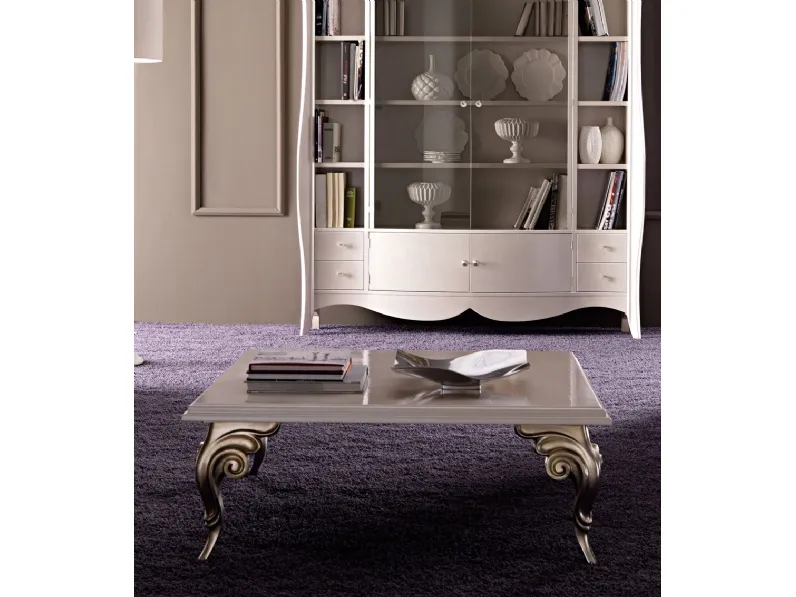 Tavolino classico con gamba in massello di faggio levigata a mano e top in MDF con bordo sagomato Antares di Cortezari