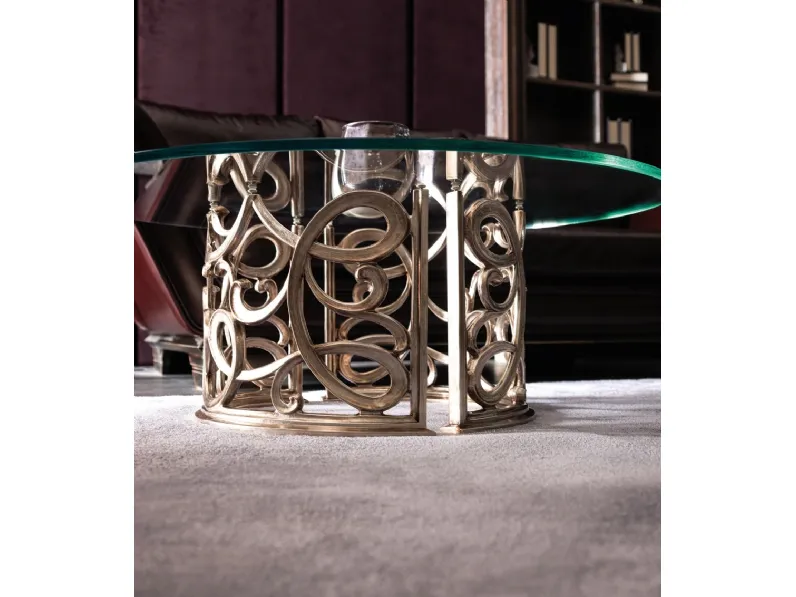 Tavolino caratterizzato dal basamento floreale in fusione di alluminio levigato e lucidato a mano con top in vetro trasparente Flora di Cortezari