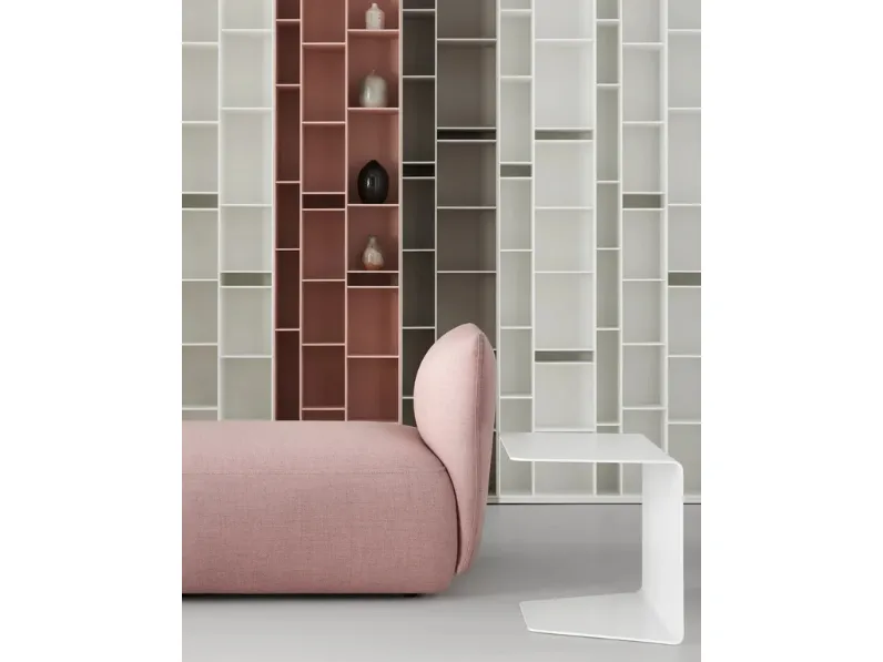 Tavolino Cosy realizzato in alluminio curvato di MDF Italia