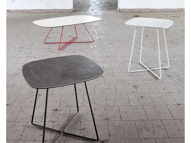 Tavolino Cross con top in ceramica e base in acciaio di Domitalia