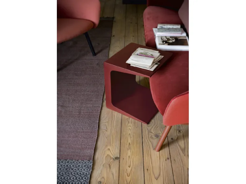 Tavolino in poliuretano a forma di C posizionato verticalmente CU di Kristalia