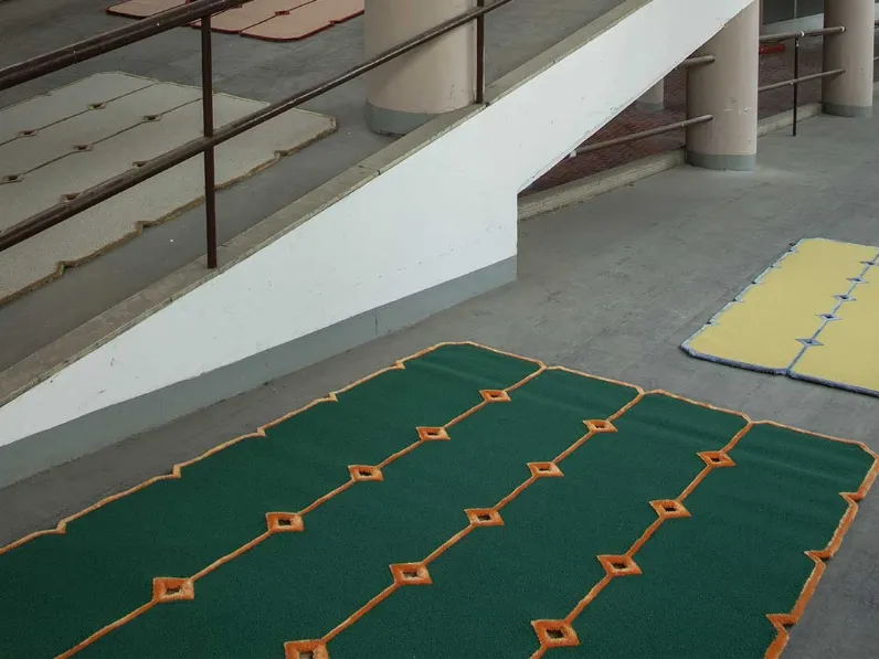 Tappeto Cut Out verde di Carpet Edition