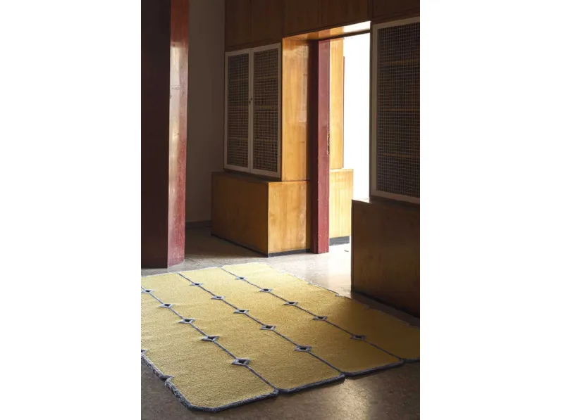 Tappeto Cut Out giallo di Carpet Edition