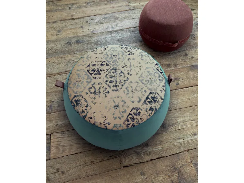 Pouf rotondo disponibile in due dimensioni, in tessuto tinta unita e fantasia o tutto in tinta unita Dittongo e Simbolo di DHome
