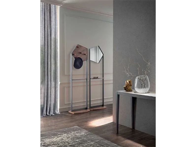 Appendiabiti in metallo con elementi in massello di Noce Canaletto e specchio Dix di Pacini e Cappellini