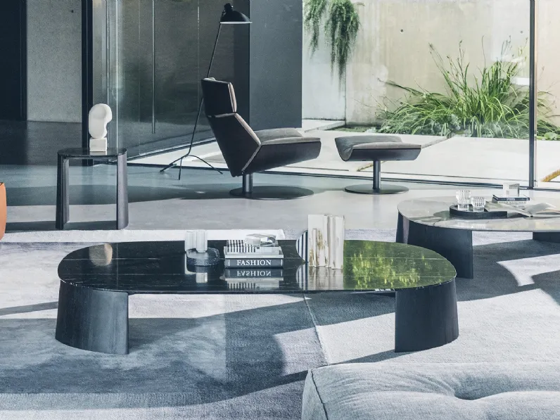 Tavolino Dorvan con piano in marmo e base in iroko di Desirèe