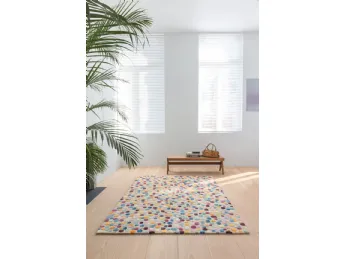 Il tappeto Dotted di Ligne Pure aggiunge un tocco contemporaneo e raffinato a qualsiasi ambiente.