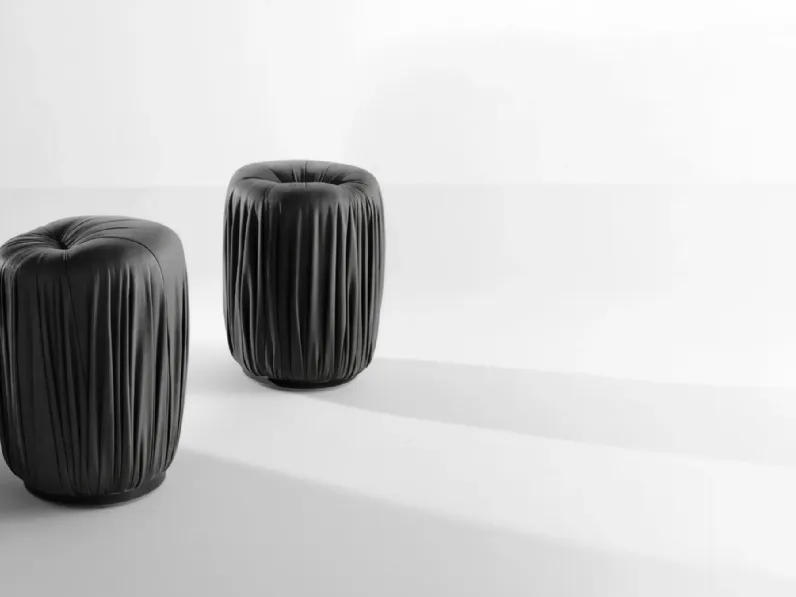 Pouf Drapé in pelle drappeggiata di Laura Meroni