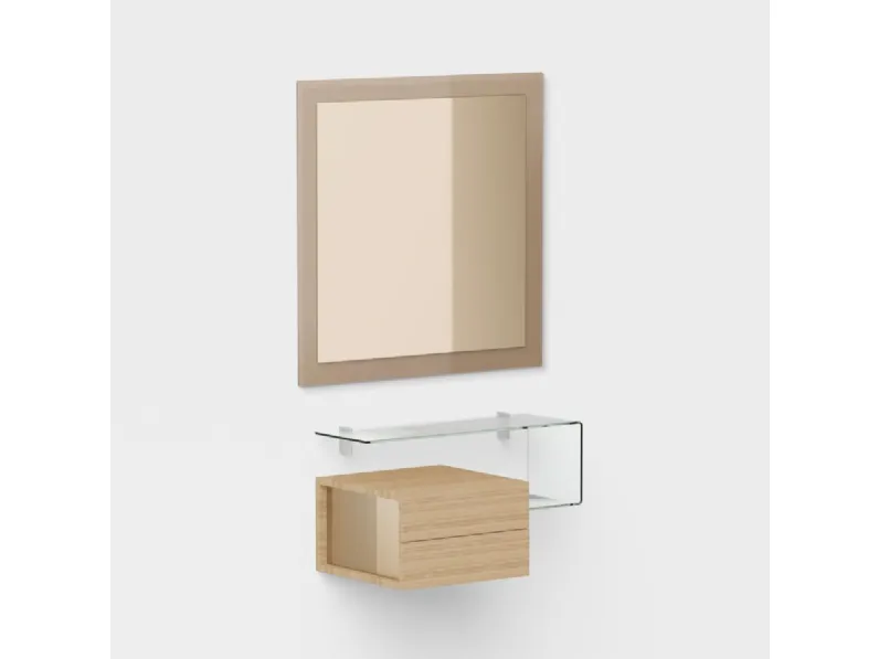 Specchio da parete con cornice in vetro trasparente bronzo abbinato allo stesso tono dello specchio con mensola in vetro e piccolo contenitore in laminato Due di Pezzani