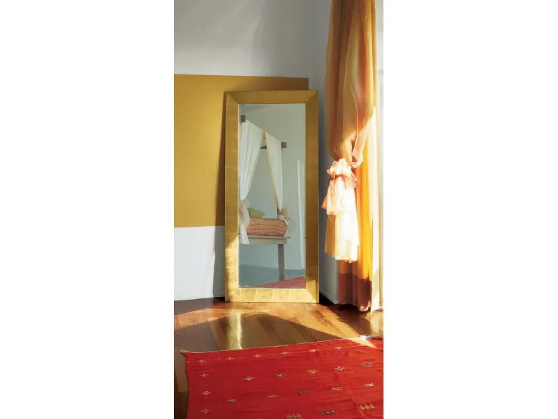 Specchiera Eliseba con cornice in legno massello rivestito in foglia oro di Primula