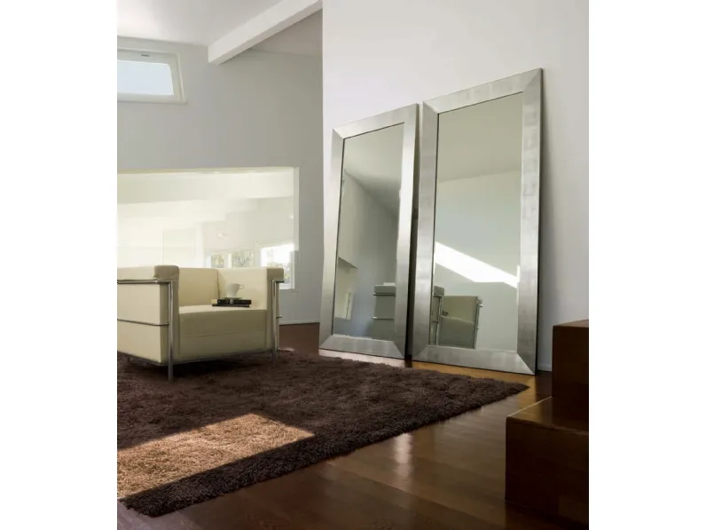 Specchiera Eliseba con cornice in legno massello rivestito in foglia argento di Primula