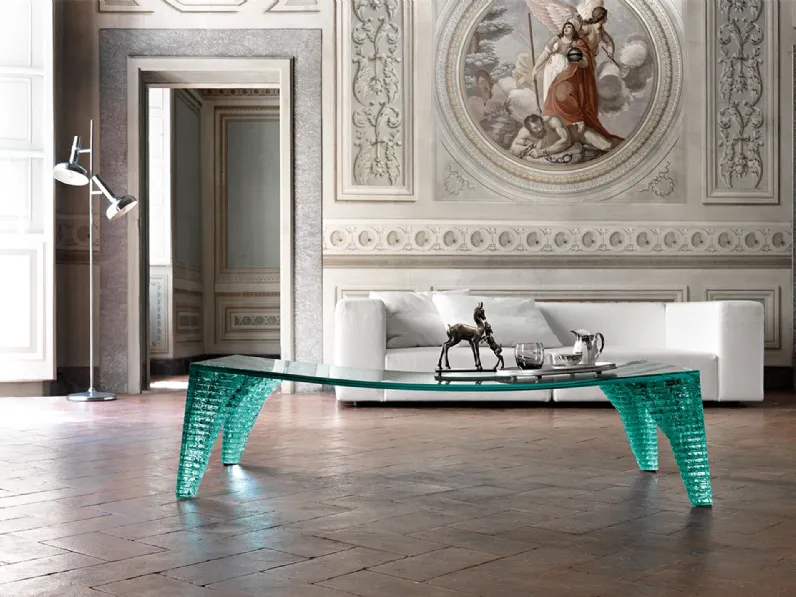 Tavolino Atlas in vetro curvato con gambe composte da 19 sezioni di vetro scolpito a mano e incollate l’una sull’altra di Fiam