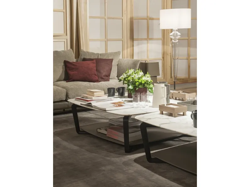 Tavolino Fiorile con doppio piano in marmo e rivestito in pelle di Poltrona Frau