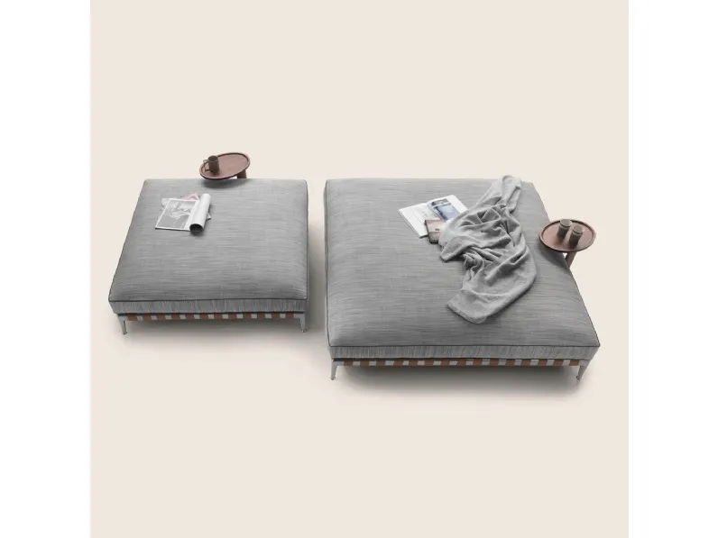 Pouf in tessuto imbottito con base in alluminio Gregory di FlexformPouf in tessuto imbottito con base in alluminio Gregory di Flexform