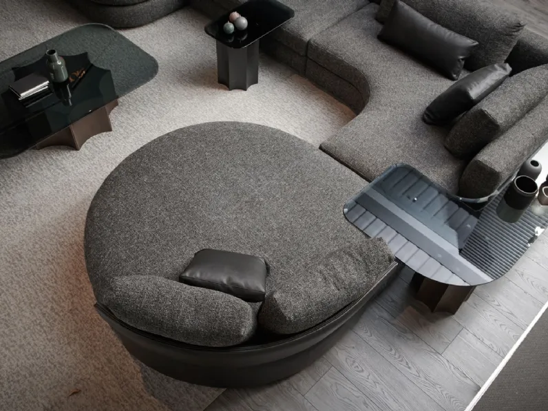 Tavolino angolare sagomato con piano in vetro e base in acciaio curvato Florio di Cantori