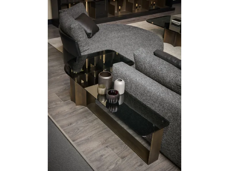 Tavolino angolare sagomato con piano in vetro e base in acciaio curvato Florio di Cantori