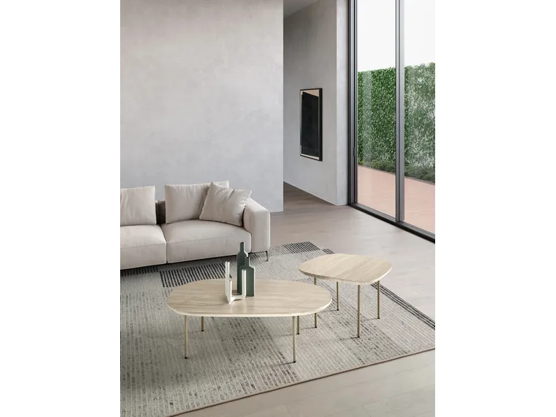 Tavolino Flux con piano sagomato in MDF e gambe in metallo verniciato di Ikone Casa