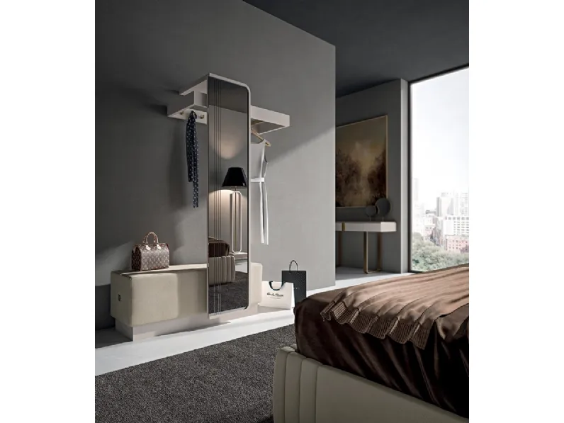 Specchiera For You YSP07 con appendiabiti e panca in laccato opaco di Ferretti e Ferretti