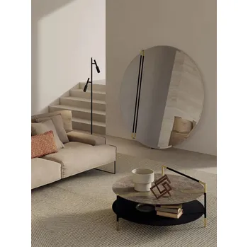 Lo specchio Kevin di Frigerio: un'opera d'arte minimalista che amplifica luce e spazio.